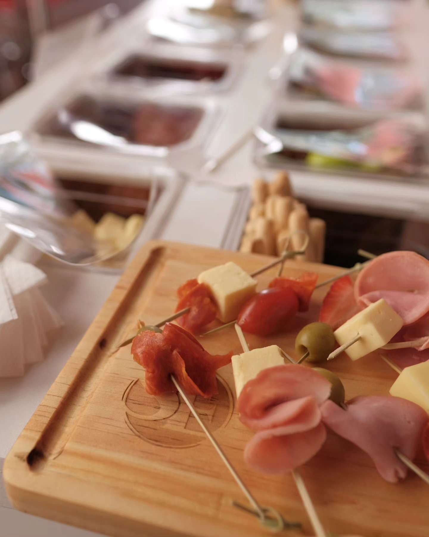 Carrito de Charcutería: Carnes Frías, Quesos y Más